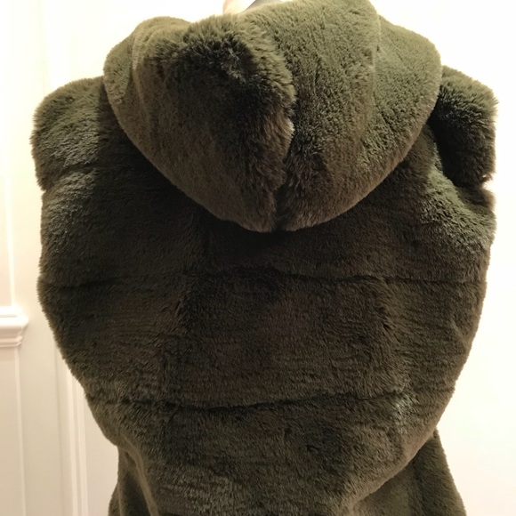 Custom made olive green fur vest - Picture 4 of 6